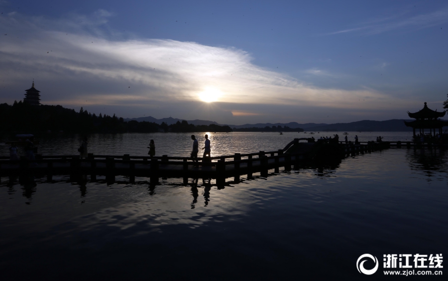 杭州开启高温模式 雷峰夕照亮眼了