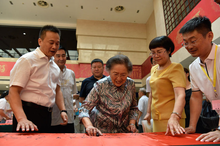 【河南在線-文字列表】(頁面標題:講述修渠故事 紅旗渠精神走進新時代座談會在京舉行)紅旗渠精神走進新時代座談會暨紅旗渠企業家學院啟動儀式在京舉行