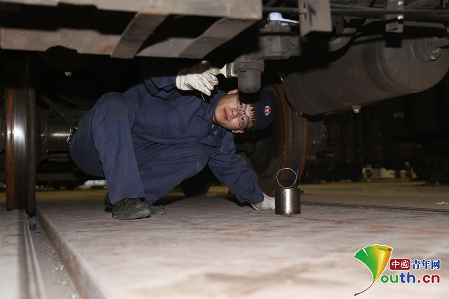 【网络媒体走转改】走进铁路青工 春运中的最美"蹲姿"