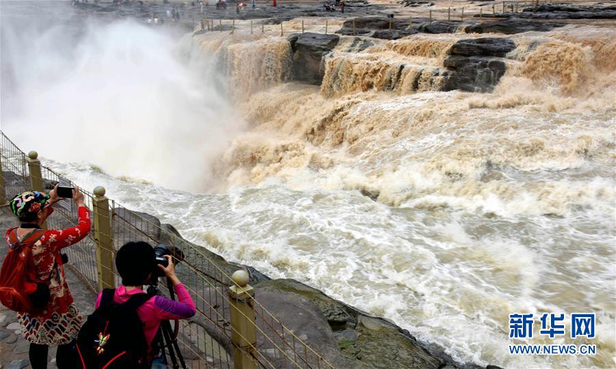 黄河壶口瀑布现半清半浊景观