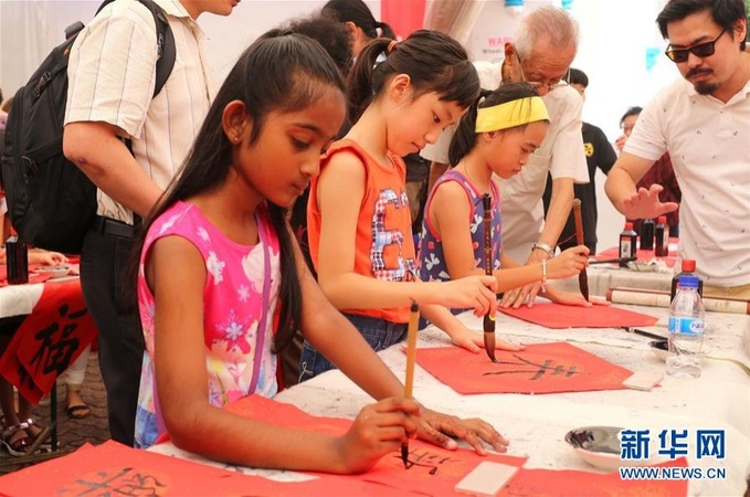 1月15日,几名女孩参加在新加坡举行的第34届全国挥春大会。新华社记者包雪琳 摄