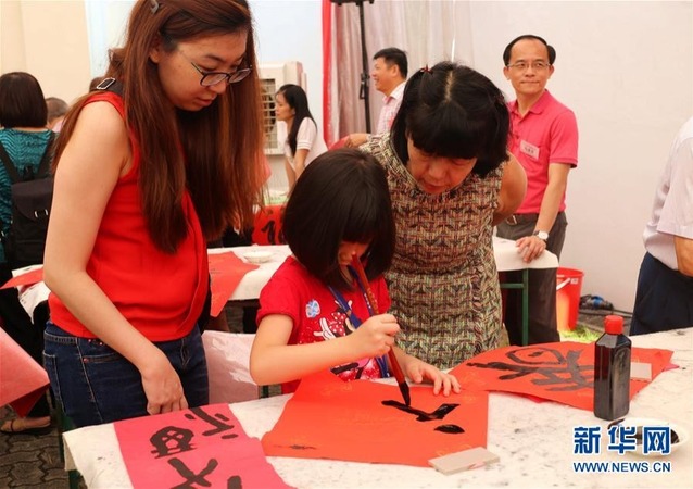 1月15日,一名女孩参加在新加坡举行的第34届全国挥春大会。新华社记者包雪琳 摄