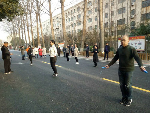 【河南供稿】喜迎元旦 漯河市第三初級中學開展教職工跳繩比賽