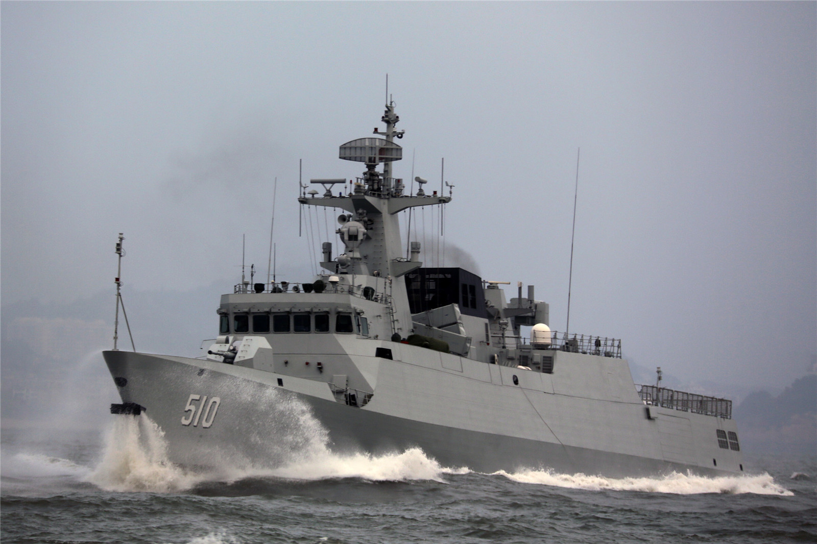 中国海军东海舰队宁德号056型轻型护卫舰于1月15日在海上复杂严重