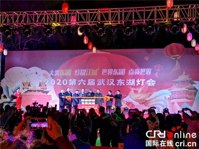 【湖北】【CRI原创】近30万人捧场跨年十二时辰 武汉市新年夜经济火爆开篇