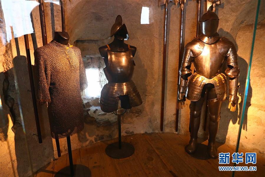 这是1月17日在瑞士蒙特勒拍摄的希永堡内展出的中世纪盔甲.
