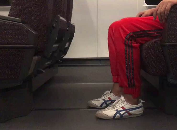 图片默认标题_fororder_一等座设有脚踏板。