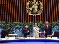 彭麗媛出席世界衛生組織結核病和艾滋病防治親善大使任期續延暨頒獎儀式