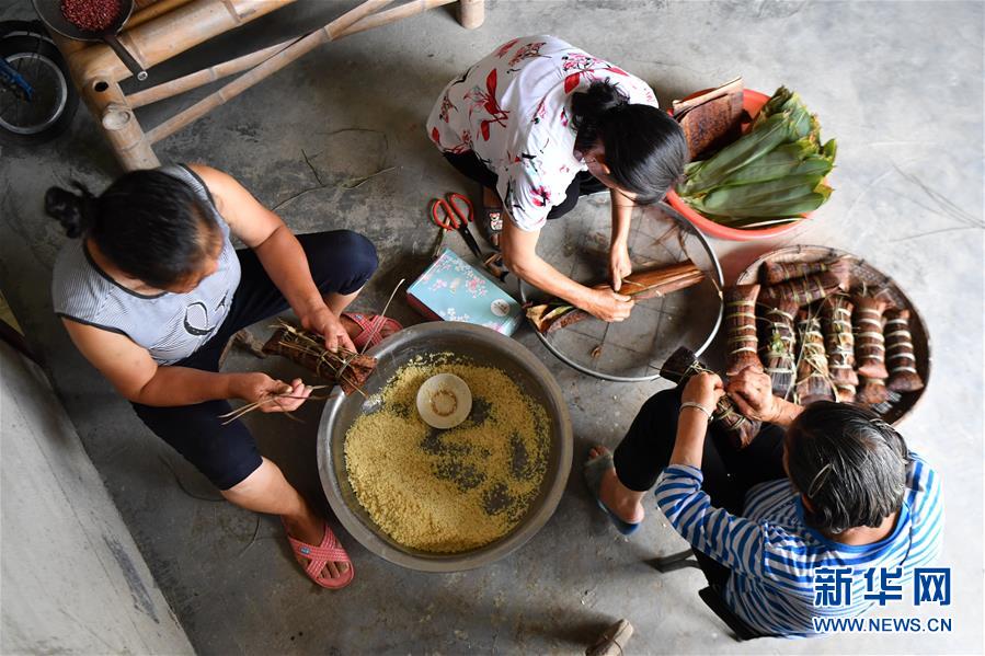 湖南：划大龙舟吃枕头粽