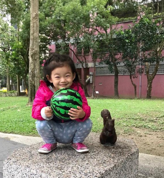 汪小菲示爱女儿小玥儿 网友调侃"儿子是捡的吗"