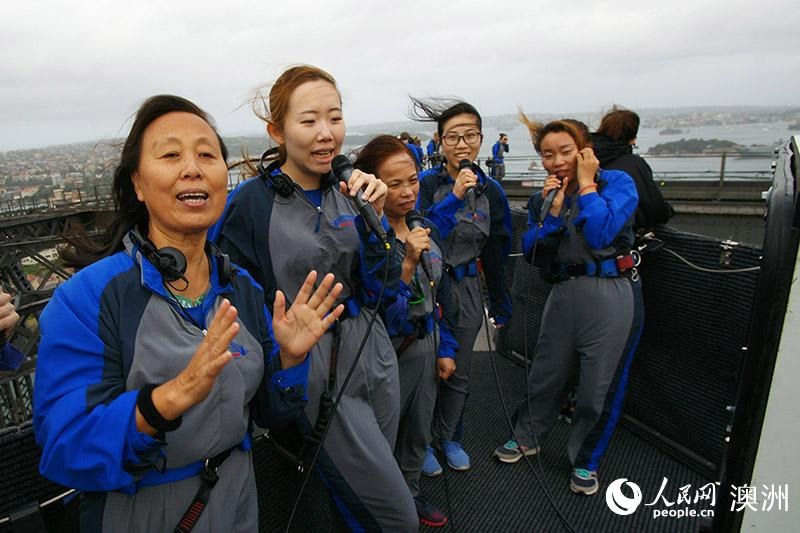 登頂悉尼海港大橋 高空唱響卡拉OK迎新春（攝影 張瑋）