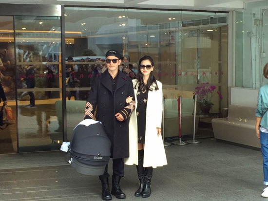 baby产后出院首亮相 穿白色大衣高筒靴气色好