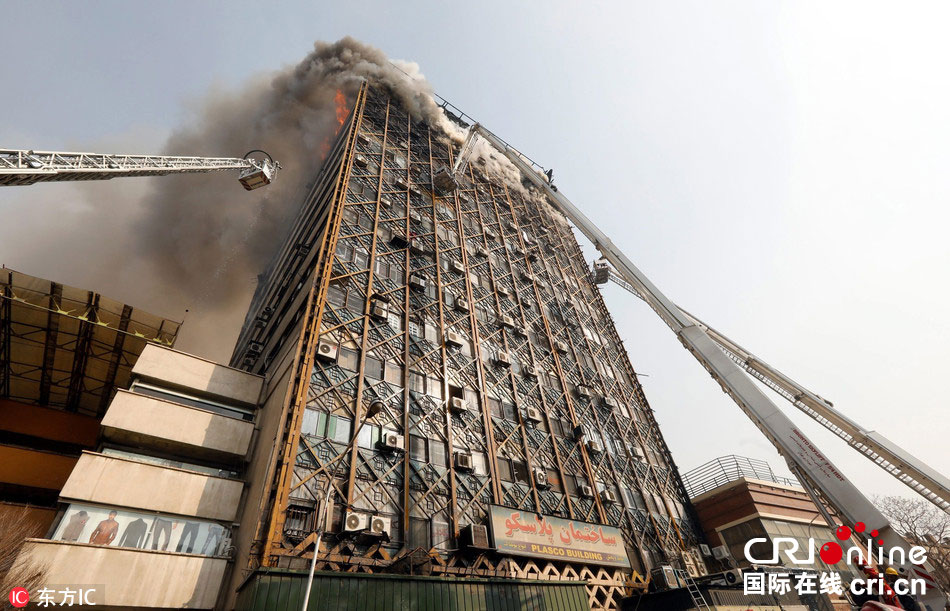 伊朗一栋高层建筑起火倒塌至少30人死亡(组图)