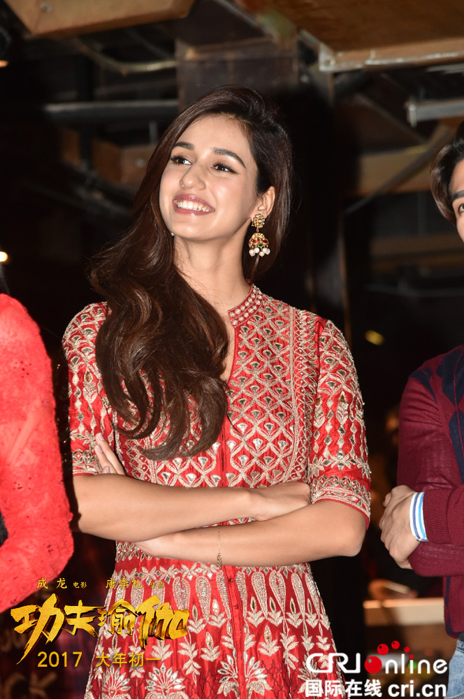 《功夫瑜伽》成龙受伤做五小时手术 张艺兴求教:大哥教教我玩命