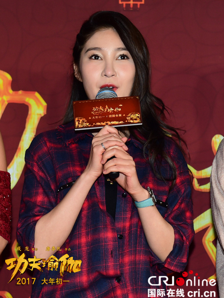 《功夫瑜伽》成龙受伤做五小时手术 张艺兴求教:大哥教教我玩命