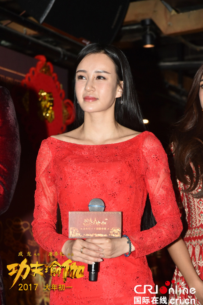 《功夫瑜伽》成龙受伤做五小时手术 张艺兴求教:大哥教教我玩命