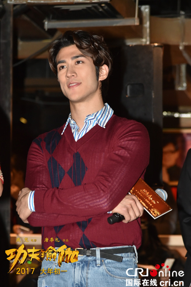 《功夫瑜伽》成龙受伤做五小时手术 张艺兴求教:大哥教教我玩命