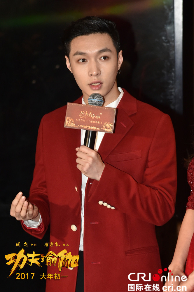 《功夫瑜伽》成龙受伤做五小时手术 张艺兴求教:大哥教教我玩命