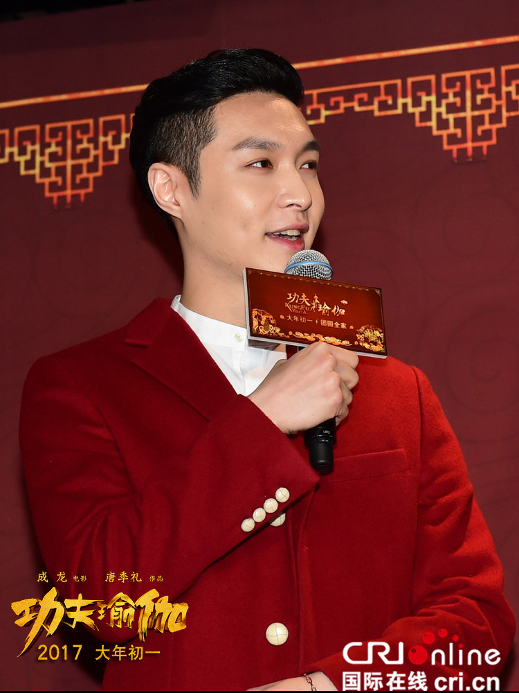 《功夫瑜伽》成龙受伤做五小时手术 张艺兴求教:大哥教教我玩命