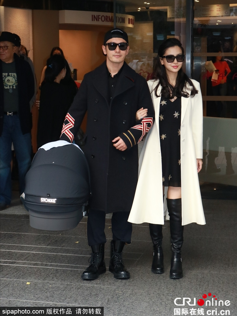 黄晓明baby携子出院难掩幸福两位母亲给媒体发红包