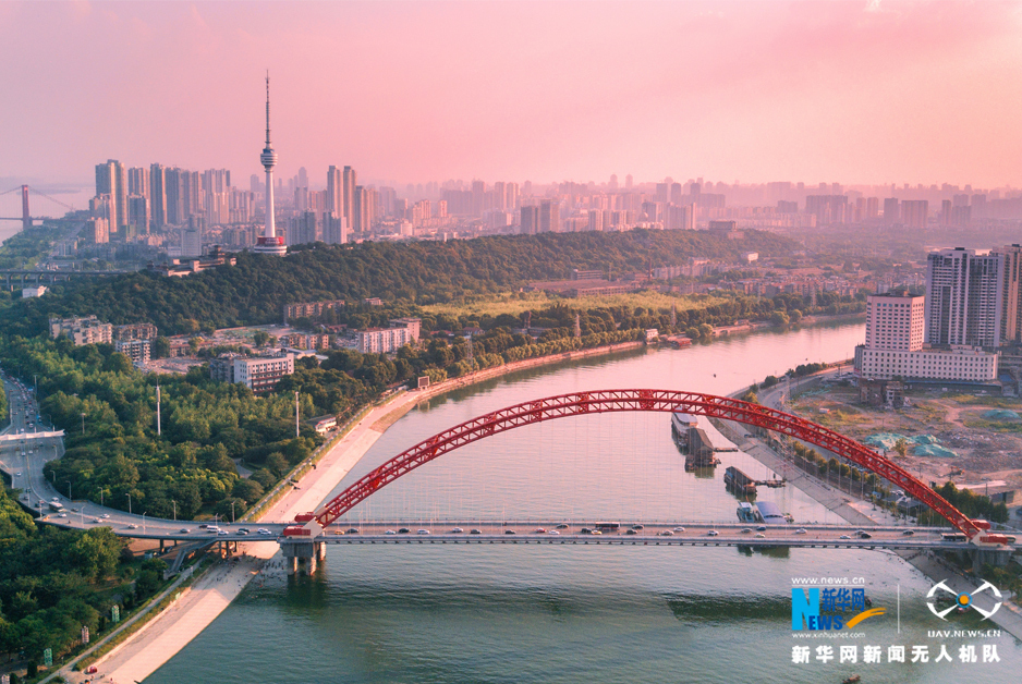 武汉晴川桥是武汉市建造的第四座城区汉江公路桥,又称江汉三桥,因