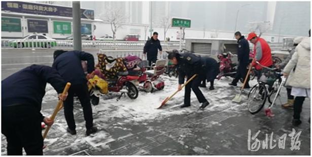 廊坊沿街商戶“門前三包”各掃“門前雪”