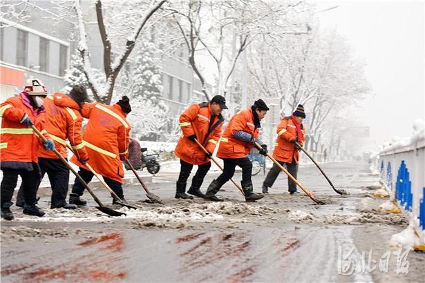 廣陽環衛工人清晨掃雪保暢通