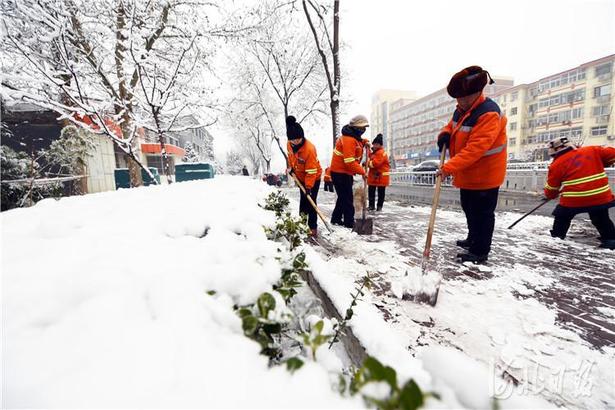 廣陽環衛工人清晨掃雪保暢通