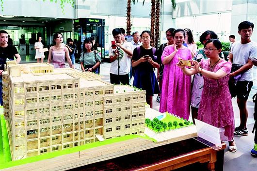 三峡大学毕业生为感恩母校 用废旧筷子做出图书馆模型