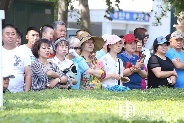 第九届中俄文化大集花车巡游开启狂欢