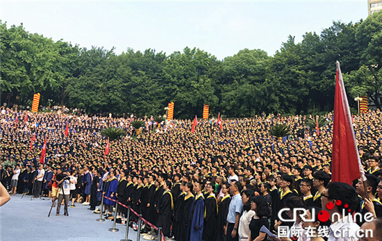 【CRI专稿 图文】重庆大学举行毕业典礼【内容页标题】重庆大学举行毕业典礼 校长寄语毕业生：勇敢引领未来