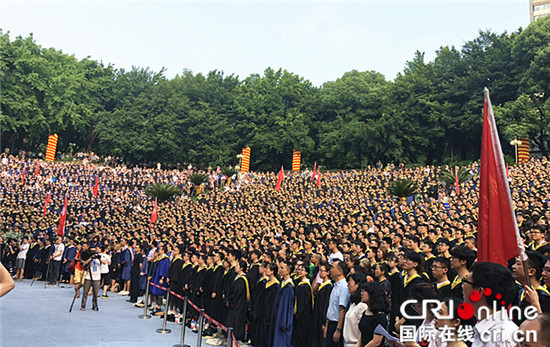 【CRI專稿 圖文】重慶大學舉行畢業典禮【內容頁標題】重慶大學舉行畢業典禮 校長寄語畢業生：勇敢引領未來