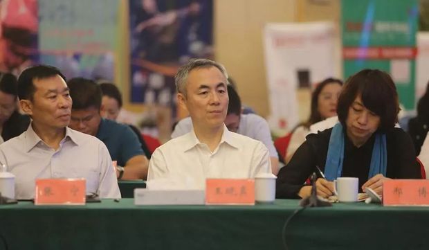 人民广播电台总编室主任潘晓闻(右二),福建省南平市委书记袁毅(右三)