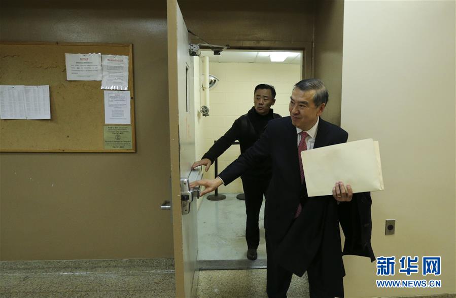 中国公民周立波因涉嫌"非法持有枪支和毒品"20日在美国纽约州拿骚县