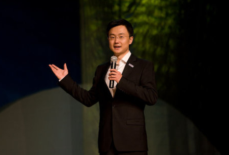 新闻联播迎新主播 刚强自称在新闻界里还是小孩儿