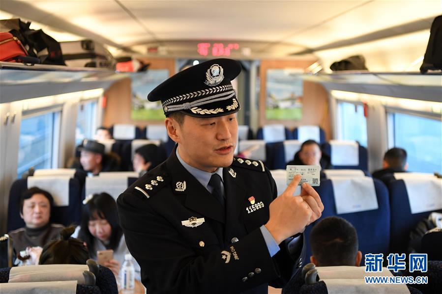 重庆开展铁路春运安全宣传活动