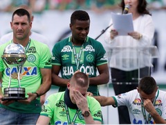 巴西沙佩科恩斯空难慈善比赛举行 幸存守门员掩面哭泣