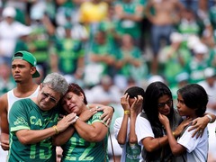 巴西沙佩科恩斯空难慈善比赛举行 幸存守门员掩面哭泣