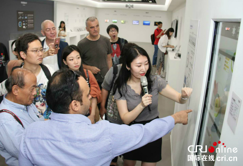 圖片默認標題_fororder_“絲路大V參訪團”參觀北京京東方顯示技術有限公司。攝影 楊賓