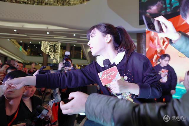 柳岩路演太甜美 笑称“不负责”岳云鹏荧幕初吻_娱乐_腾讯网