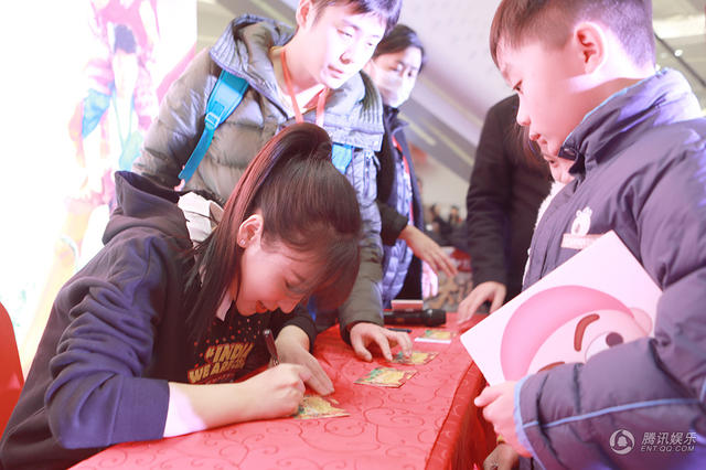 柳岩路演太甜美 笑称“不负责”岳云鹏荧幕初吻_娱乐_腾讯网