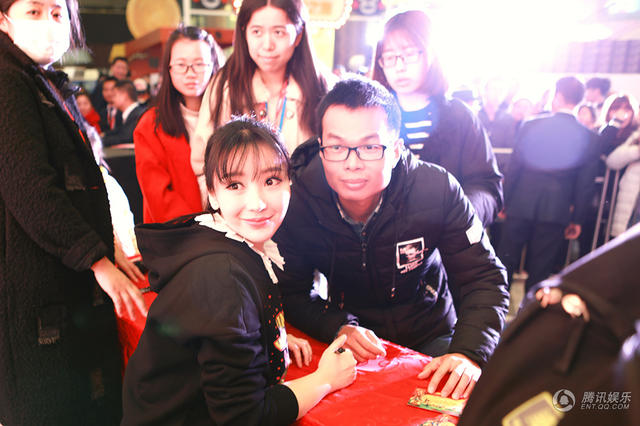 柳岩路演太甜美 笑称“不负责”岳云鹏荧幕初吻_娱乐_腾讯网