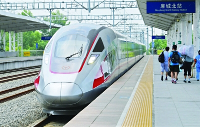 全球最长高速列车加长版复兴号在汉开跑