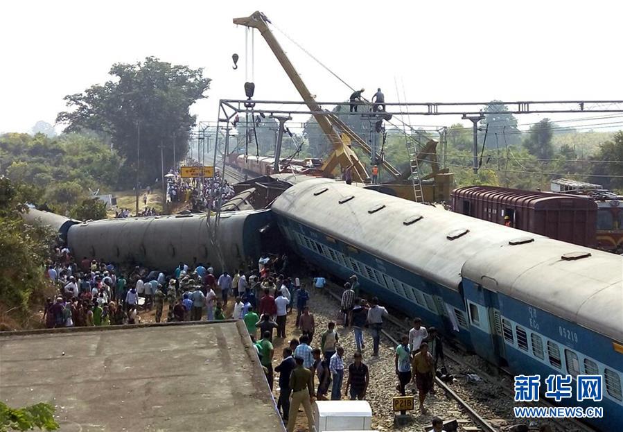 印度东南部一列车脱轨至少39人死亡组图