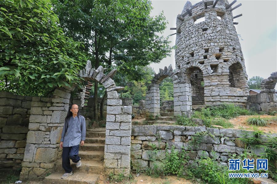 79岁老人打造“魔幻城堡”