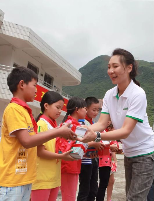 “情系山区 送书助学”华帝带孩子们课外欢乐学习