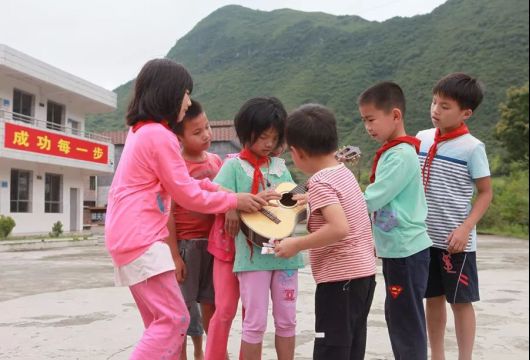 “情系山区 送书助学”华帝带孩子们课外欢乐学习