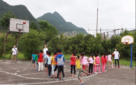 “情系山区 送书助学”华帝带孩子们课外欢乐学习