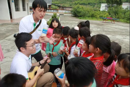 “情系山区 送书助学”华帝带孩子们课外欢乐学习