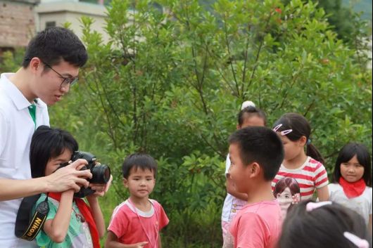 “情系山区 送书助学”华帝带孩子们课外欢乐学习